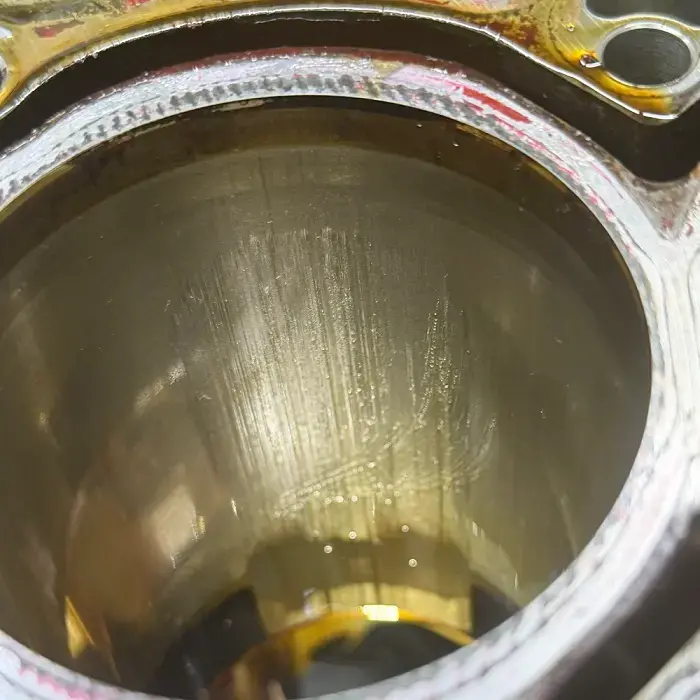 Zatarty wał korbowy w bloku silnika CRT